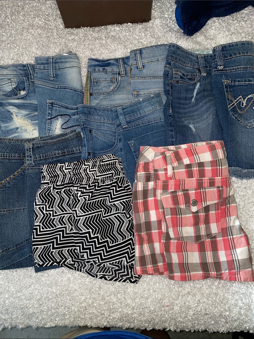 7 pcs  assorted Women’s Blue Denim Jeans and Pink Plaid Shorts Set and a skort